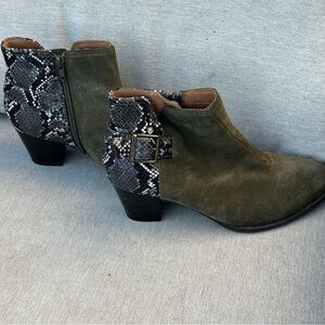 Vionic  Naomi Snake Skin Green Suede Heeled Ankle Boot Orthotic Size 8.5